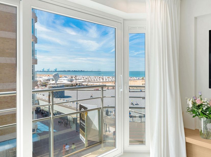 Situé sur l'emblématique place Rubens à Knokke, dans un emplacement exceptionnel à l'angle de la digue, ce magnifique appartement rénové offre une vue