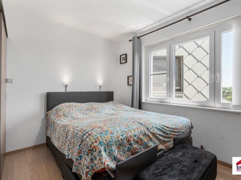 À vendre : appartement joliment rénové au centre de Coxyde, à distance de marche des commerces, des transports en commun et de la mer. Cet appartement