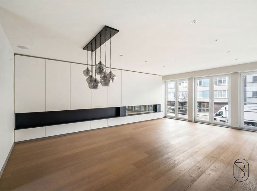Te koop: Centraal gelegen handelspand met duplex appartement<br />
In het centrum van Deinze bevindt zich deze instapklare eigendom bestaande uit een
