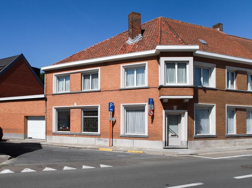Dit voormalig handelshuis is gelegen op de hoek van de Markegemstraat en de Nieuwstraat.<br />
Zeer ruime woning met grote garage van waaruit de tuin