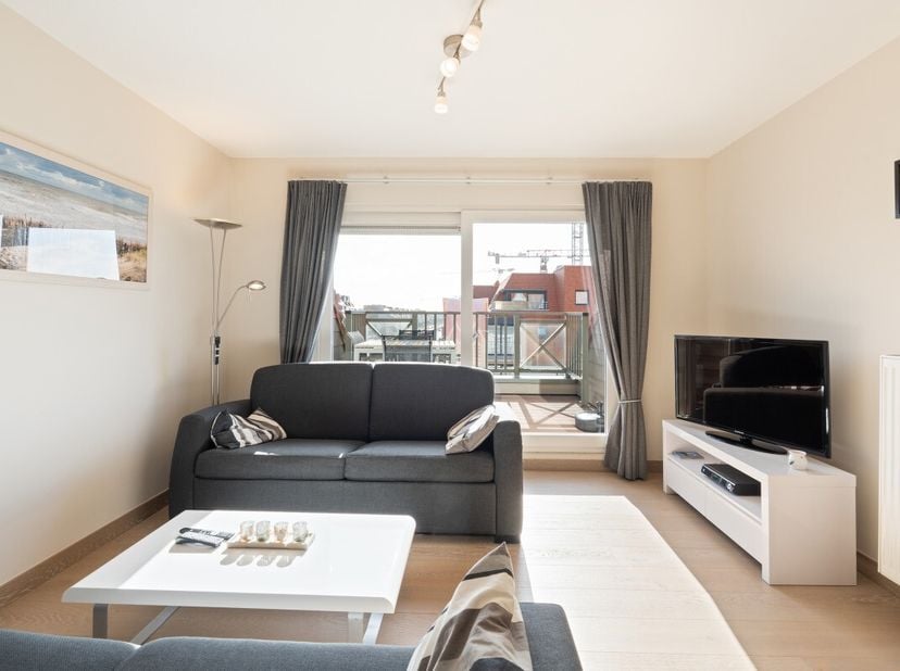 Te koop: modern appartement in Nieuwpoort, op wandelafstand van de zee en nabij openbaar vervoer. Dit duplex-appartement, gebouwd in 2012, combineert