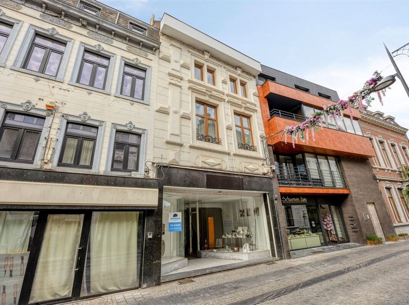 TE KOOP: Handelshuis met woonst en ruim magazijn in het centrum van Tongeren!<br />
Bent u op zoek naar een handelspand met woongelegenheid op een uit