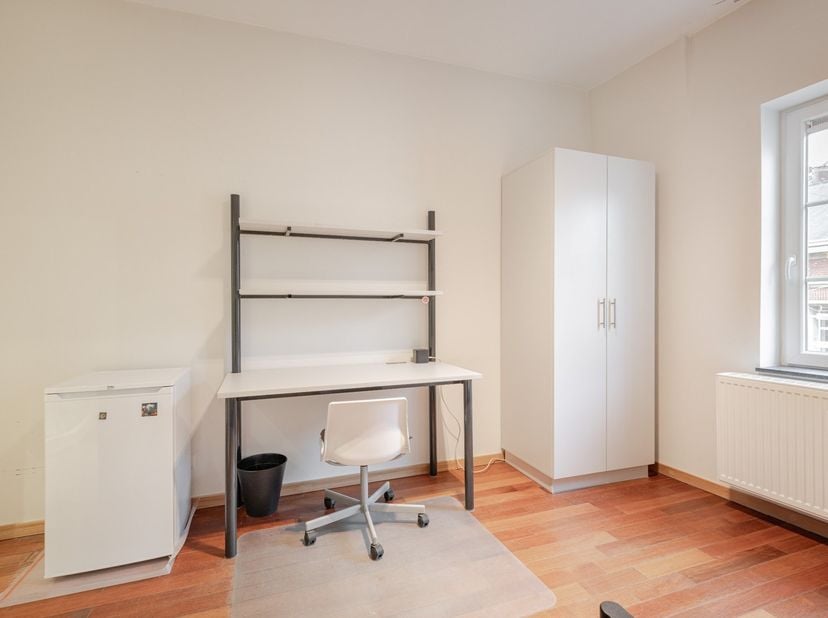 Deze studentenkamer gelegen op de Diestsestraat te Leuven geniet van een uitstekende centrumlocatie. De centrale ligging in het historische stadscentr