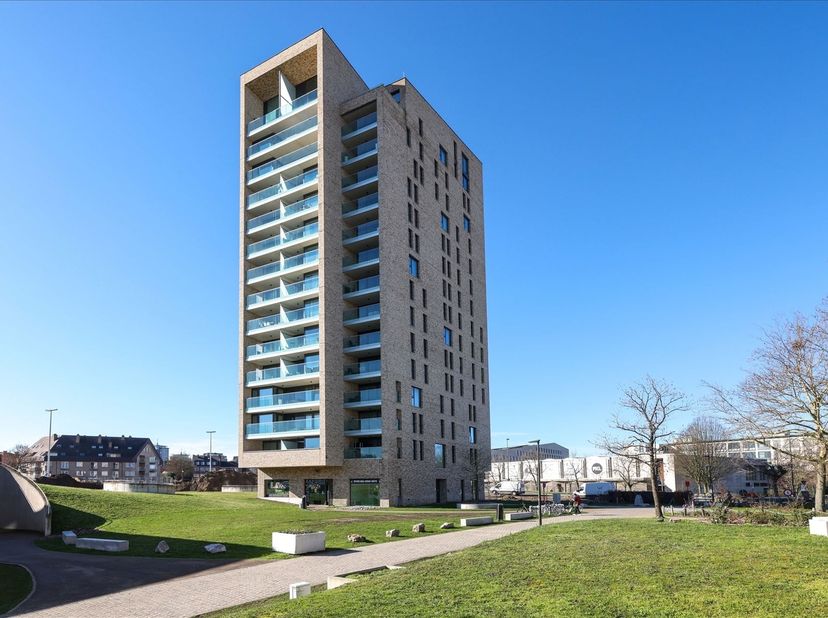 Modern en energiezuinig appartement met terras én autostaanplaats in centrum Hasselt<br />
<br />
Omgeving:<br />
+ Centraal gelegen nabij de klein
