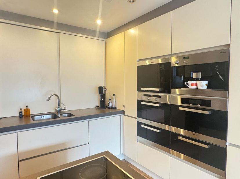 Studio élégant aux finitions haut de gamme à Courtrai<br />
Dans ce studio soigné, l'espace de vie ouvert forme un bel ensemble avec la salle à manger