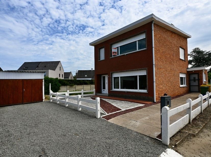 Te renoveren rustig gelegen open bebouwing met 3 slaapkamers !&amp;nbsp;<br />
<br />
Indeling : Inkomhal , keuken , woonkamer , eetplaats , berging , apa