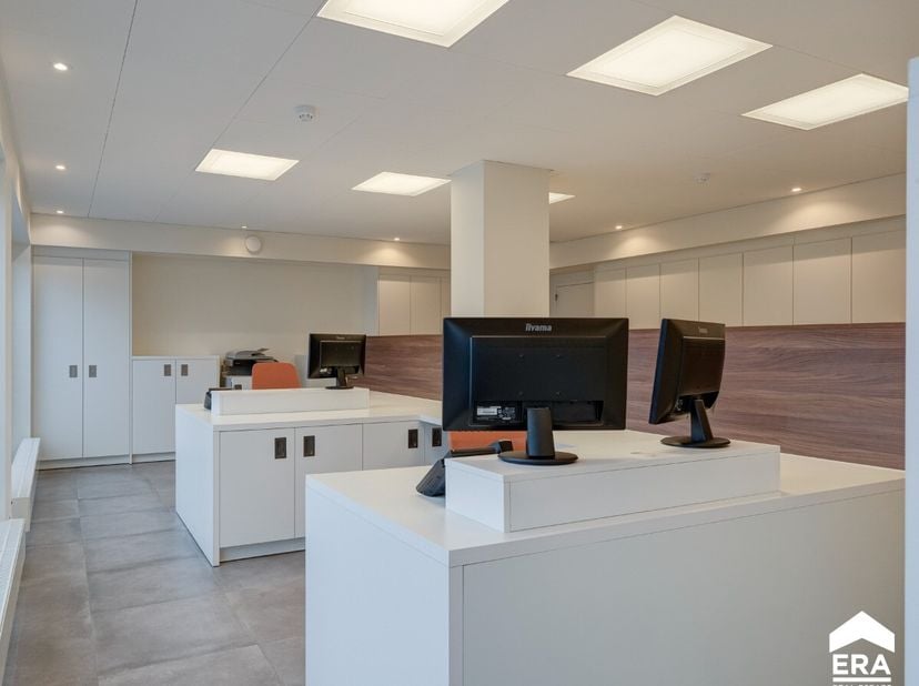 Dit veelzijdige pand combineert een gerenoveerde handelsruimte van ca. 150 m² met een ruime duplexwoning en biedt tal van mogelijkheden voor zelfstand
