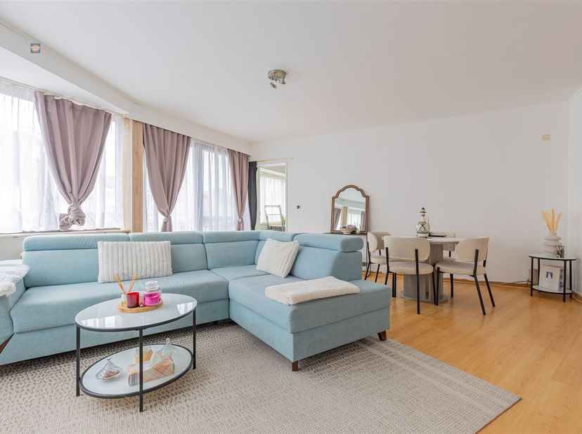 Charmant appartement op de eerste verdieping, gelegen pal in het centrum van Willebroek, op de markt zelf. <br />
Dankzij deze topligging bevinden wi