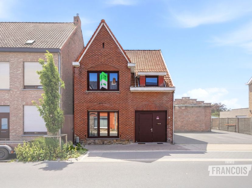 Vous cherchez une maison à vendre au centre de Poperinge ? Cette maison mitoyenne située Professor Dewulfstraat associe un emplacement central à une s