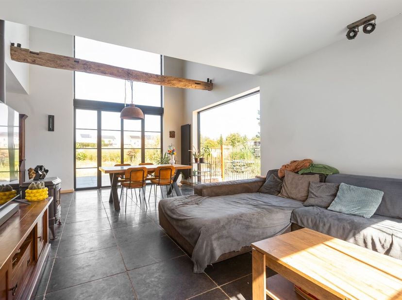Ruime karaktervolle woning met tal van mogelijkheden op 3.521 m²<br />
Op een ruim perceel van maar liefst 3.521 m² vinden we deze bijzondere eigendom