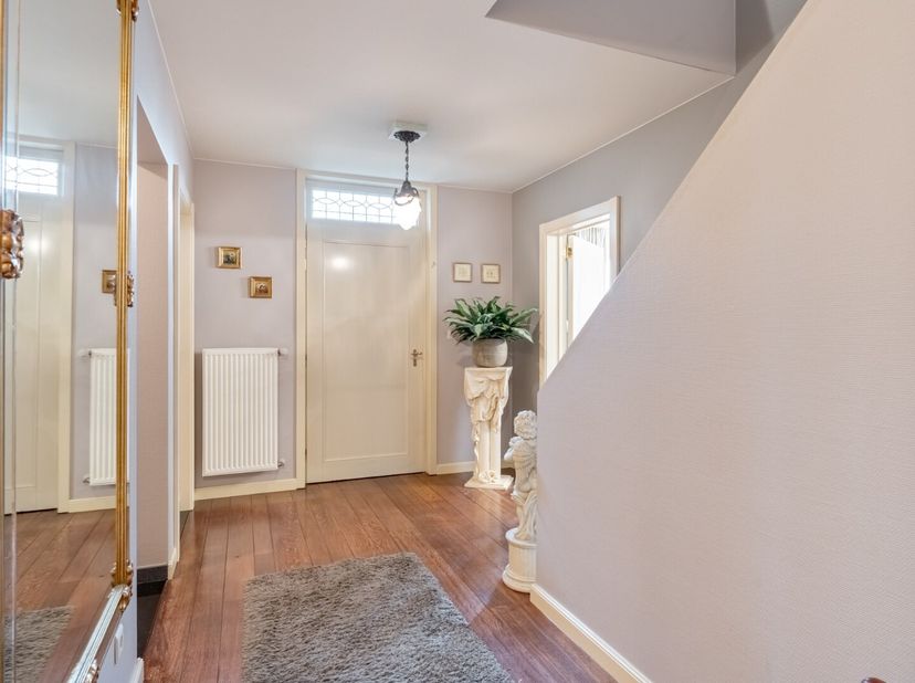 Deze stijlvolle woning is gelegen op een perceel van 6a32ca are op een rustige locatie te Kinrooi. De woning beschikt over 4 slaapkamers en 2 garages!