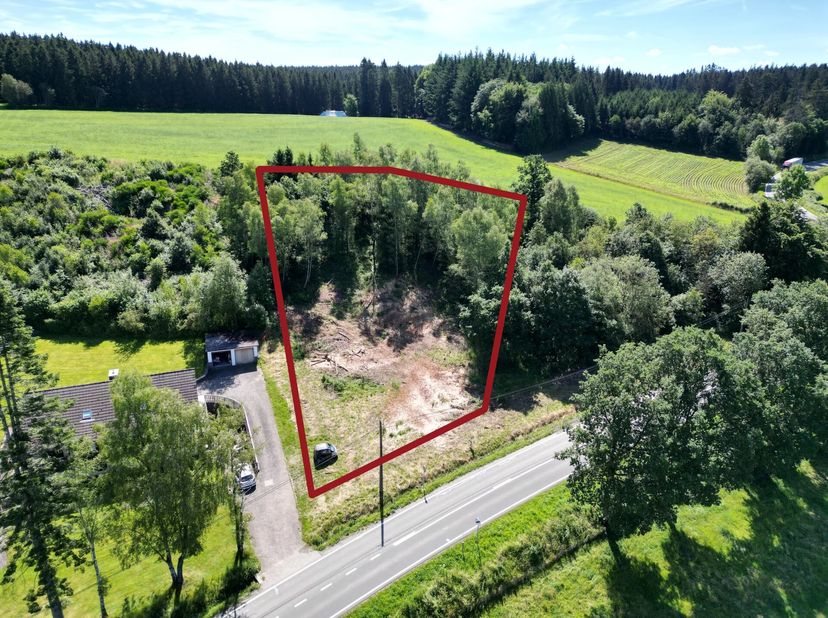 Te koop is een veelzijdige bouwkavel in Lengeler, gemeente Burg Reuland, die indruk maakt door zijn toplocatie aan de drukbezochte N62. Dit perceel is
