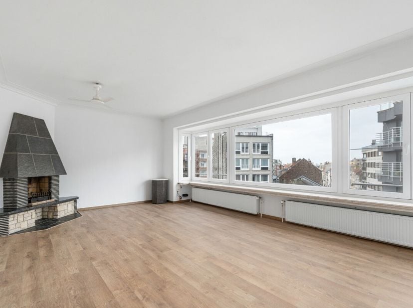 Dit ruime, gesloten appartement is gelegen aan de Alfons Pieterslaan in Oostende, op wandelafstand van het centrum en in de nabijheid van park, zieken