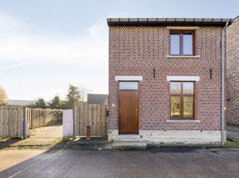Deze knusse woning met 3 slaapkamers bevindt zich aan de Slachthuisstraat in het stadscentrum van Maaseik. Allerlei voorzieningen zoals supermarkten,