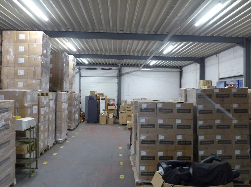 Te koop: functioneel bedrijfsgebouw van ca. 1.397 m² op een perceel van 3.572 m² in Laakdal. De eigendom combineert 273 m² kantoren met een bedrijfsha