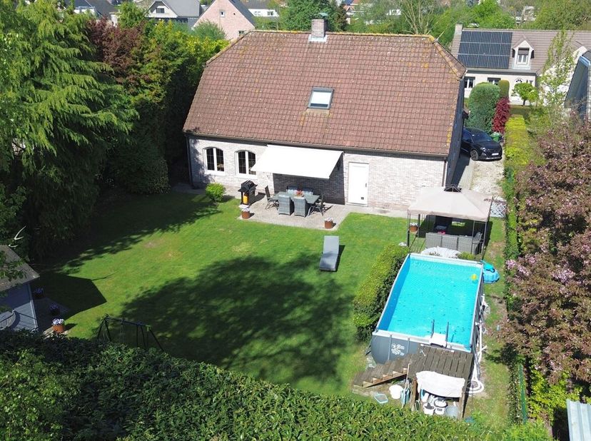 Ruime villa met 4 slaapkamers en inpandige garage, op een mooi perceel van ca. 712m²<br />
Deze villa is rustig en centraal gelegen in Essen, vlot ber