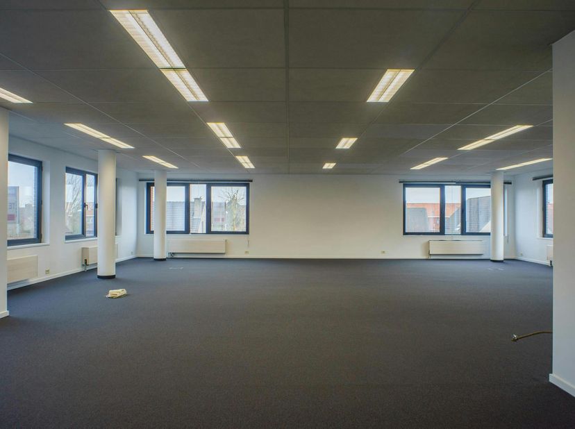 In het Clintonpark te Roeselare staat dit kantoor te koop van ca. 172 m².<br />
Er is ook een mogelijkheid om deze ruimte te huren.<br />
<br />
Aange