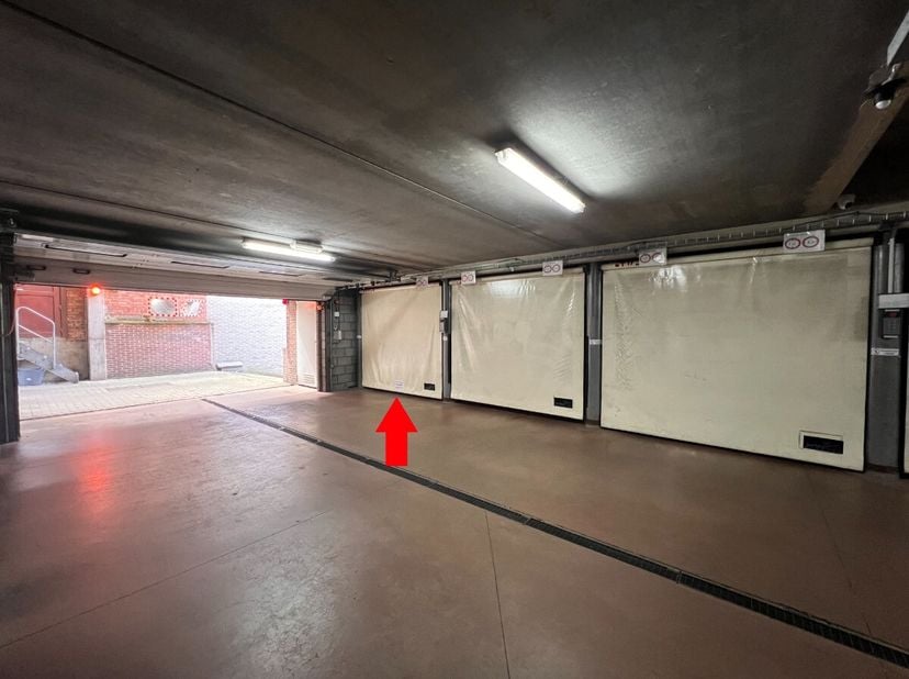 Bent u op zoek naar een veilige en centraal gelegen parkeerplek in het centrum van Genk? Deze ondergrondse autostaanplaats ligt op wandelafstand van w