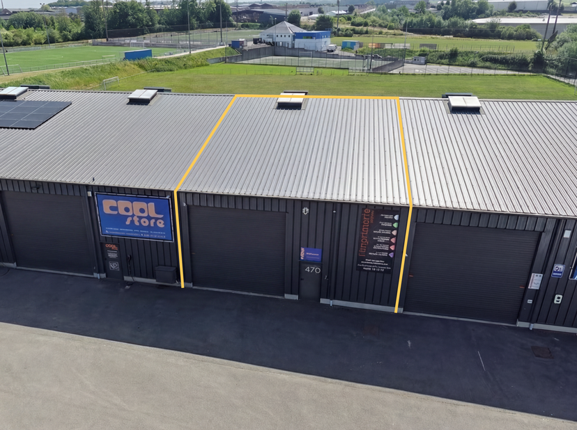 Zeldzame opportuniteit in het bedrijvenpark van Ciney – Opslaghal met kantoorruimte, met een totale bruikbare oppervlakte van 375 m².<br />
<br />
Het