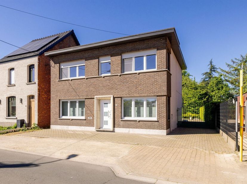 Op zoek naar een charmante, goed verzorgde woning met 3 slaapkamers en voorzien van een tuin, terras, oprit en garage? Kom dan zeker deze woning ontde