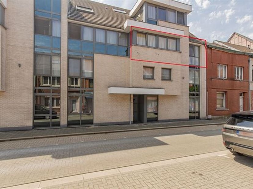 INSTAPKLAAR APPARTEMENT MET 2 SLAAPKAMERS, AANGENAAM TERRAS EN GARAGE.<br />
 Het energiezuinig appartement bevindt zich op de 2de verdieping met lift