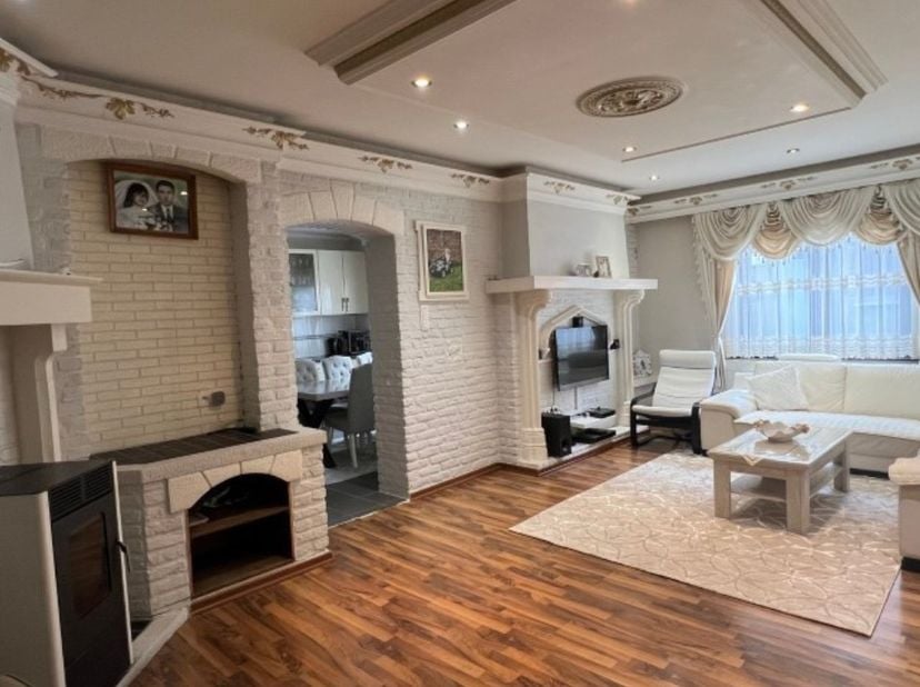 Gezellig, ruim woonhuis met tuin en 2 garages, gelegen in Rekem.<br />
<br />
Deze woning op een perceel van 4a27ca is gelegen op een toplocatie aan d