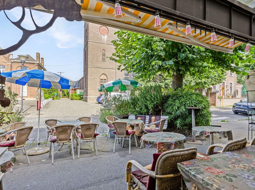 Excentriek Frans café/brasserie met bovenwoning vlakbij de Nederlandse grens in Lanaye. Woonopp. 158 m² (café 75 m² en woongedeelte 83 m²) en perceel