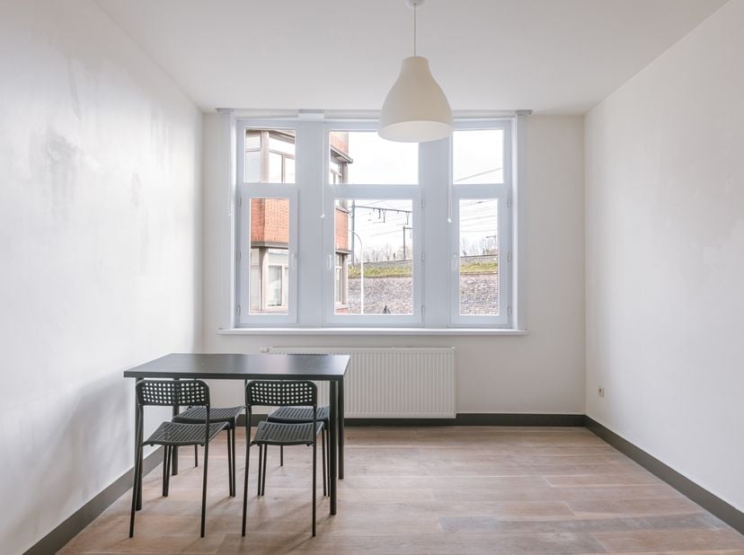Appartement 1 chambre prêt à emménager dans un bâtiment de charme<br />
Label PEB : B<br />
Mobiscore : 9,5/10<br />
Derrière sa façade pleine de char