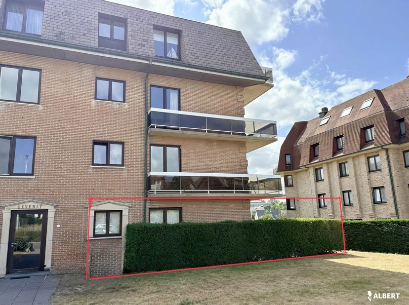 Uniek gelijkvloers appartement met ruim terras en mogelijkheid tot aankoop van garage in de kelderverdieping.<br />
Ontdek dit mooi appartement te koo