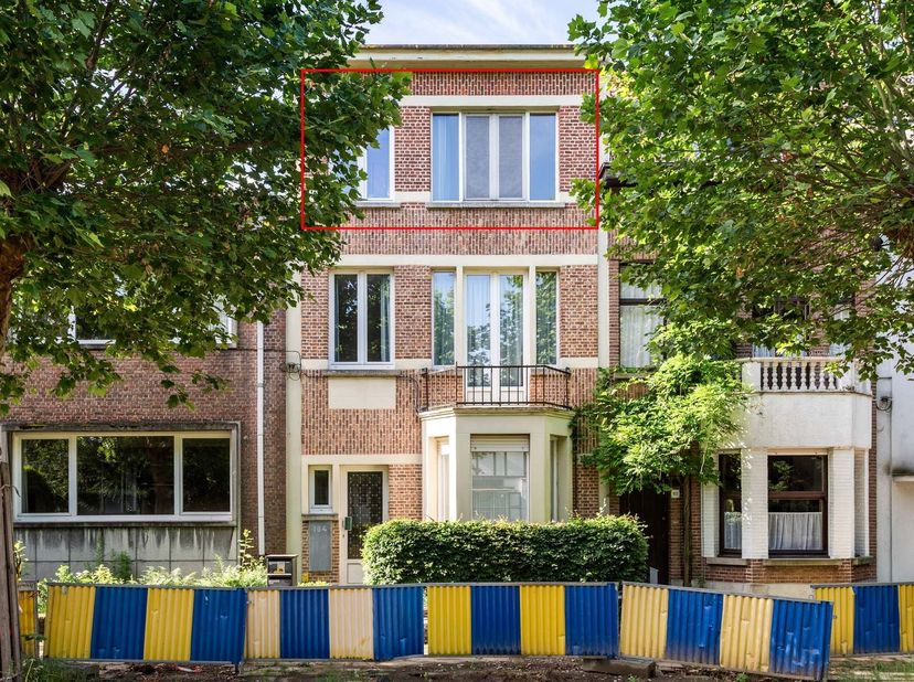 Karaktervol appartement (61m²) voorzien van twee slaapkamers en een zonnig terras op toplocatie biedt een uitstekende opportuniteit voor eigen bewonin