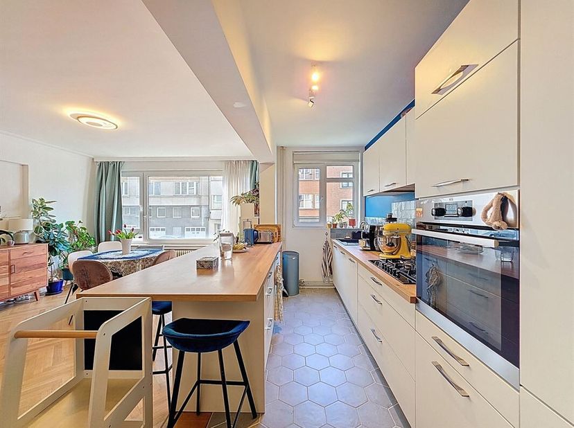 ROI VAINQUEUR - infos &amp; visites au 0475.392.444 -  Venez découvrir ce magnifique appartement entièrement rénové de 2 chambres + terrasse, bien situé s
