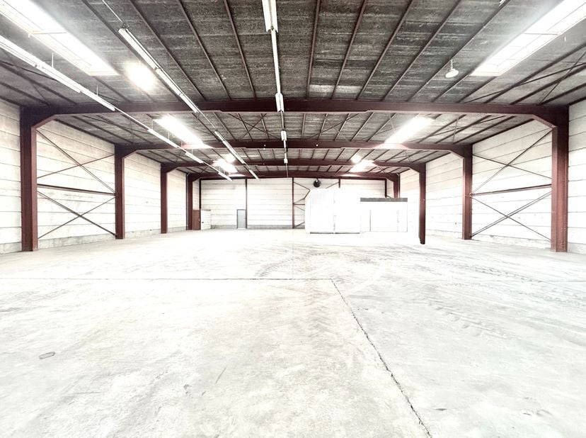 TE KOOP - GRENS WAREGEM/ ANZEGEM - Vichte, Knokstraat 31 A - MAGAZIJNEN-BEDRIJFSGEBOUWEN OP EN MET GROND | 3.941 M²<br />
Magazijnen/ Bedrijfsgebouwen