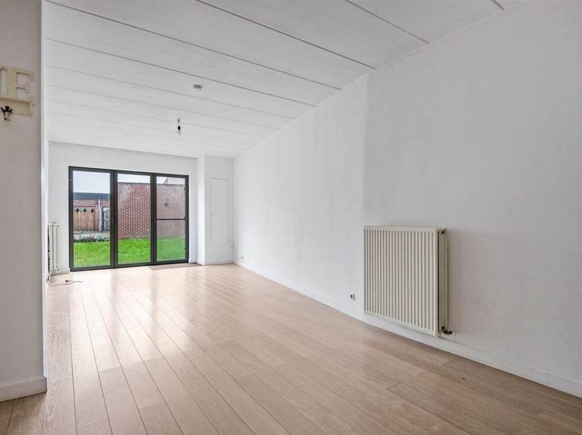 Gelijkvloers appartement met 1 slaapkamer, tuin en garage<br />
Gelijkvloers<br />
Via de inkomhal betreedt u het appartement dat bestaat uit een lich