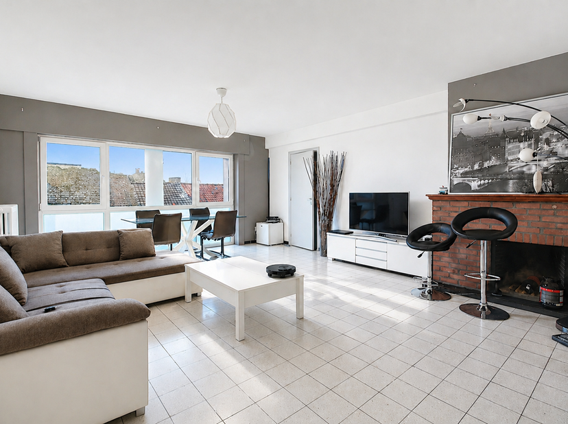 Appartement situé à 3ème étage de la résidence, avec ascenseur.<br />
Hall d’entrée avec placards desservant un lumineux séjour comprenant salon et sa