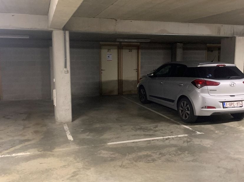 Dichtbij het centrum ligt een ondergrondse autostandplaats nummer 21 met bijhorende kelder nummer 21. De autosnelweg is bereikbaar op enkele minuten,