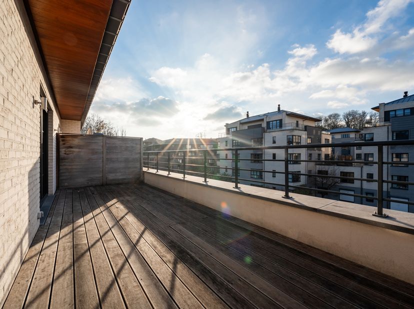 In de directe omgeving van de Mellaert-vijvers en alle voorzieningen, in een luxe residentie gebouwd in 2013, prachtig appartement met 2 slaapkamers/1