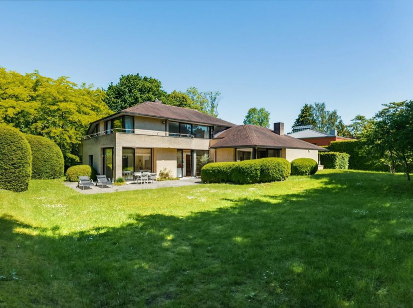 Dans le quartier du Prince d'Orange, dans un clos privé et discret, magnifique villa d'une superficie totale de ± 453 m² bruts (selon PEB) avec jardin