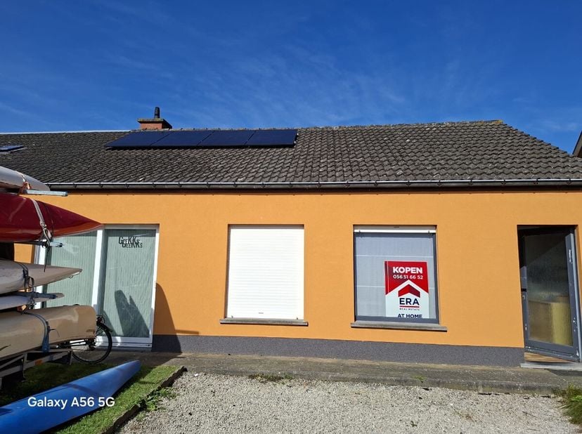 Moorslede: 3-slaapkamer woning met grote oprit te koop.Indeling:gelijkvloers:Bij het binnenkomen via de inkomhal, gaan we naar de leefruimte die voorz