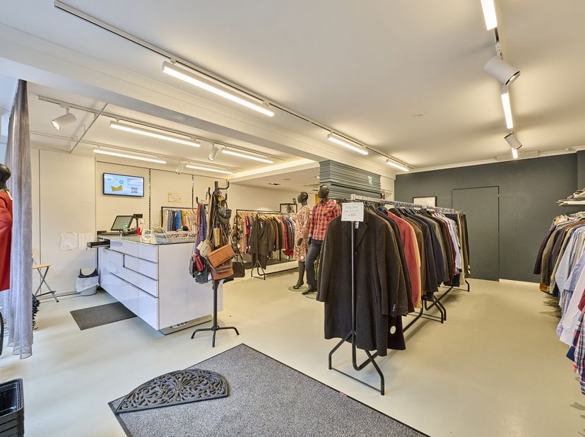 Op een goed bereikbare en commerciële locatie in Peer bevindt zich deze instapklare handelsruimte met een ruime etalage en een open winkeloppervlakte,