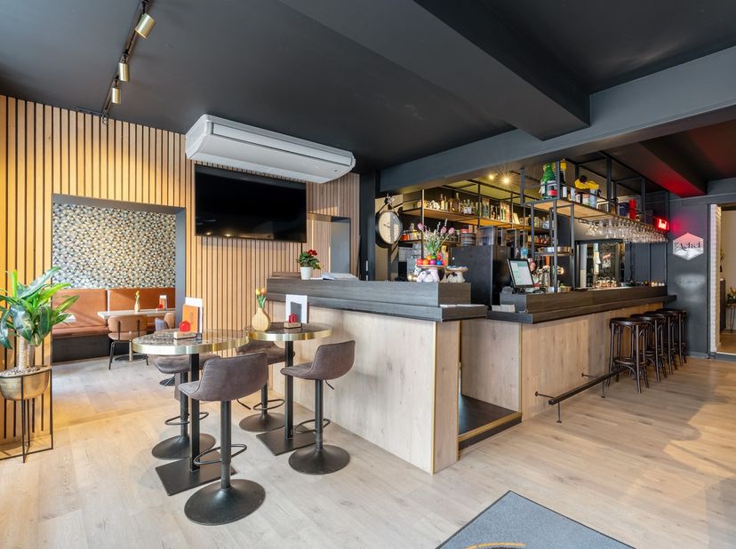 Het handelspand waar momenteel taverne parperclip is gevestigd heeft een mooie oppervlakte van 407m². Ook is er voor en achter de zaak een terras.&amp;nbs
