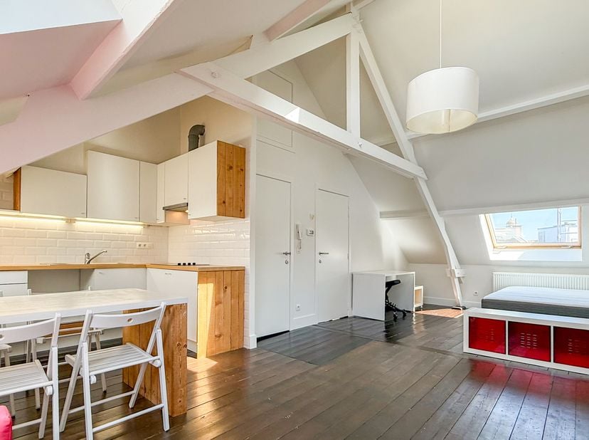 Charmante studio van ca 33 m² gelegen op de derde verdieping in een karaktervol en stijlvol gerenoveerde herenwoning in het hartje van het Zuid. Deze
