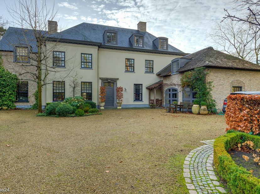 In een van de meest geliefde residentiële wijken van Kapellenbos, nabij het centrum van Heide, bevindt zich deze karaktervolle villa waar luxe, comfor