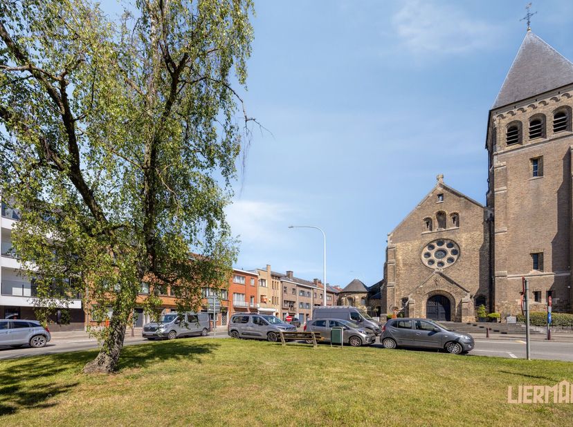 Op de Heilig Hartlaan, met alle voorzieningen binnen handbereik en op wandelafstand van het station en het centrum van Aalst, bevindt zich deze veelzi