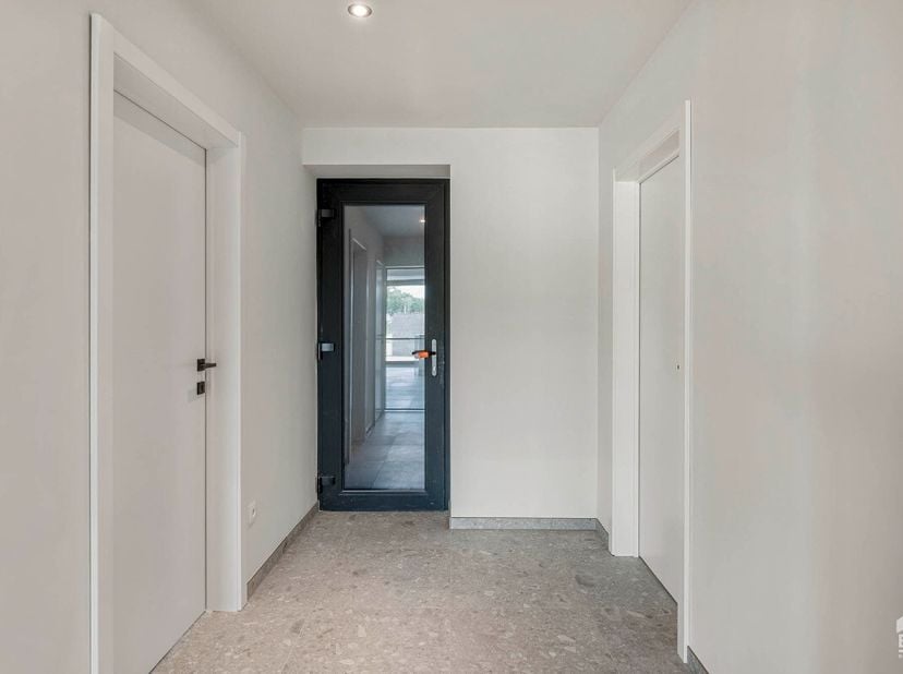 t;Moderne, gerenoveerde woning in Nieuwerkerken met ruime tuin en vrij uitzicht. Deze volledig gerenoveerde woning uit 2025 is voorzien van comfort en