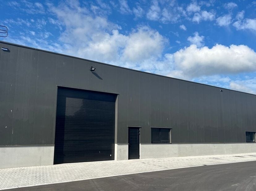 364m² de nouveaux entrepôts avec 1 place de parking<br />
Emplacement : le long de la N35 entre Tielt et Deinze, avec un accès facile à l'E17 et l'E40