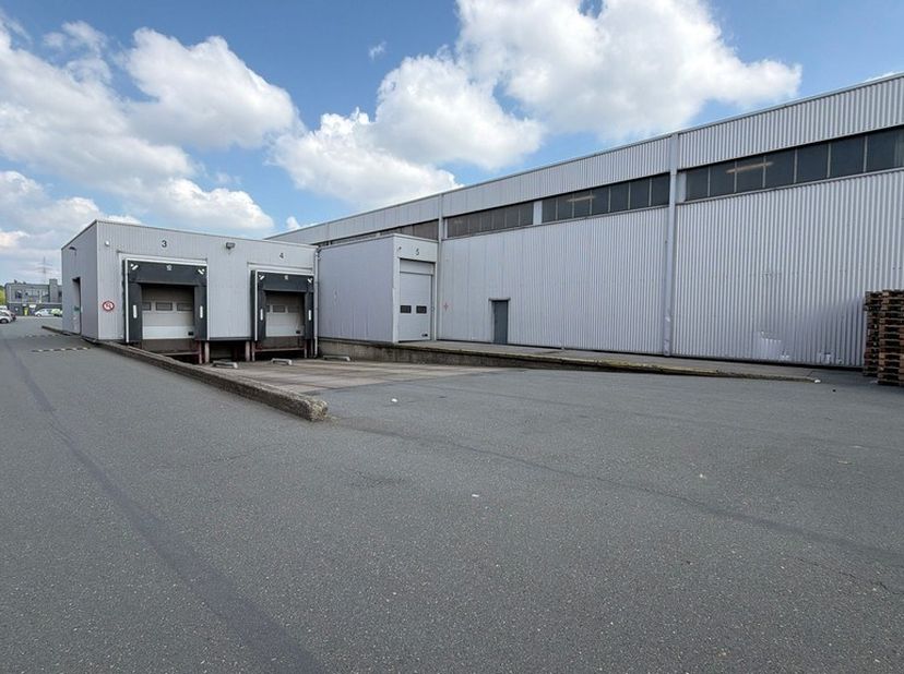 Bâtiment d'entreprise stratégiquement situé avec quais de chargement à louer sur la Noorderlaan à Anvers, dans un emplacement de premier choix à proxi