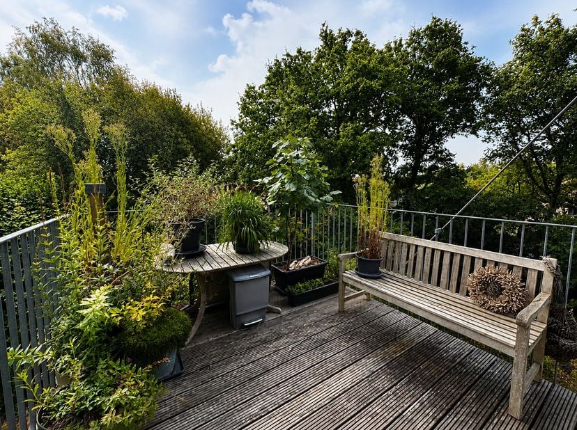 Ruim appartement gelegen in een groene oase van rust nabij Genk-centrum.<br />
<br />
INDELING<br />
Ruime inkom-/nachthal met vestiaire, volledig geï