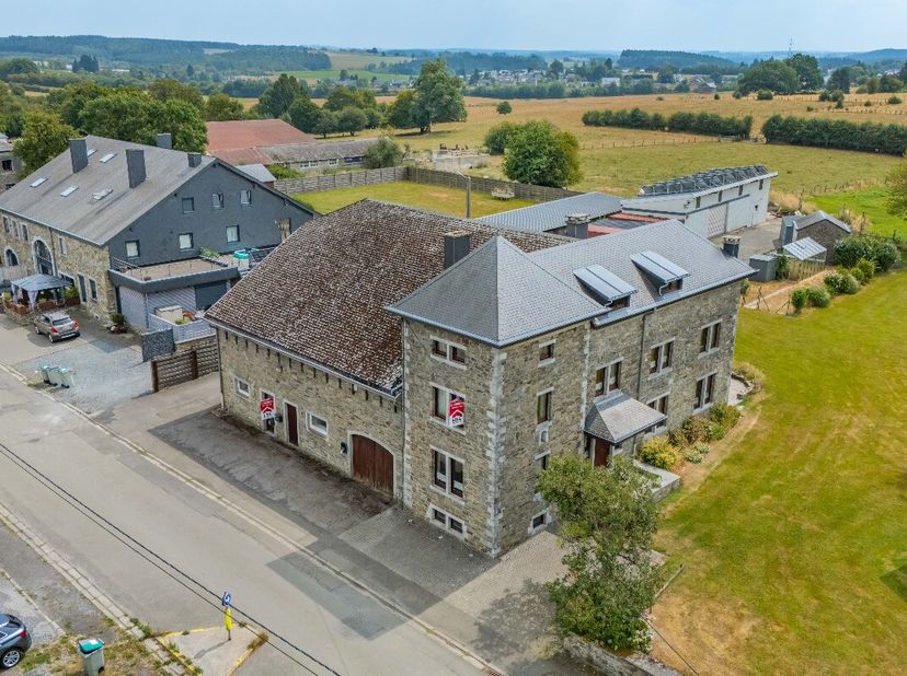 ERA B-LUX stelt deze ruime woning met 4 slaapkamers en 313 m² bewoonbare oppervlakte voor, die onmiddellijk bewoonbaar is en gelegen is op een eigendo