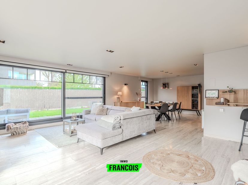 Située dans la rue Karel Van de Woestijn, cette villa exceptionnellement spacieuse, économe en énergie (PEB A !) et très bien située compte 7 chambres