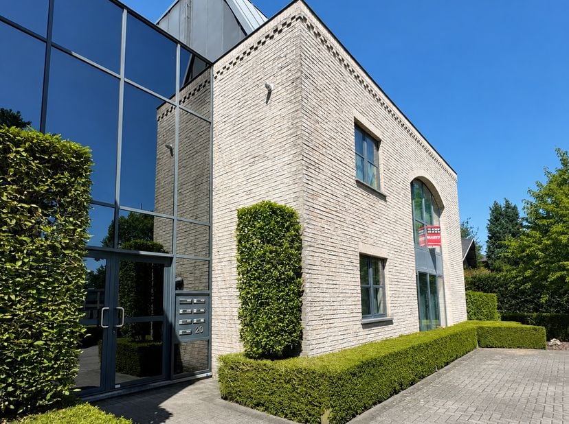 Met een bewoonbare oppervlakte van maar liefst 200 m², groter dan een gemiddeld woonhuis, biedt dit instapklare duplex-appartement een uitzonderlijk g